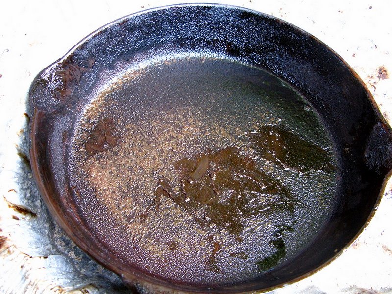 Biến chảo gang cũ sạch bong như mới - 3