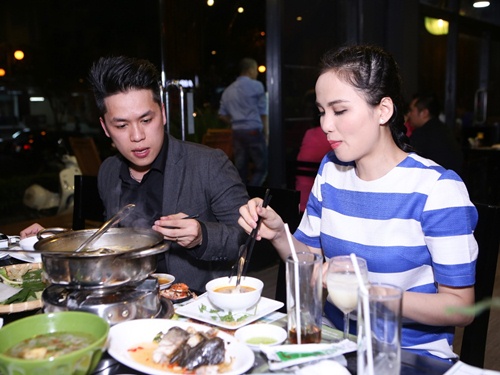 Diễm Hương ôm chồng tình cảm tại sự kiện - 2