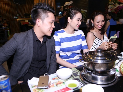 Diễm Hương ôm chồng tình cảm tại sự kiện - 3