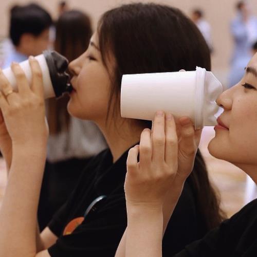 Nắp cốc hình đôi môi hút giới trẻ Hàn Quốc - 3