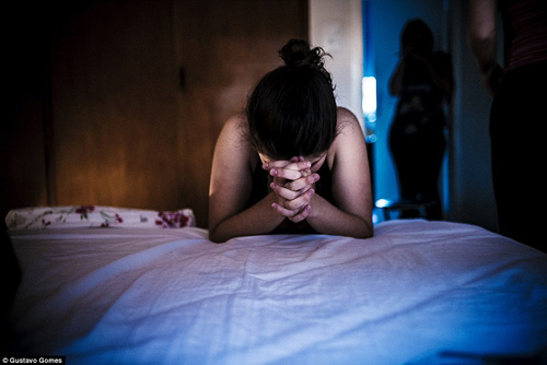 Bộ ảnh 20 giờ đau đẻ kinh hoàng của vợ nhiếp ảnh gia - 3