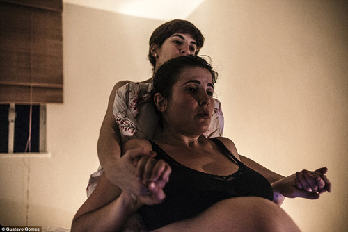 Bộ ảnh 20 giờ đau đẻ kinh hoàng của vợ nhiếp ảnh gia - 4