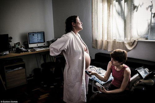 Bộ ảnh 20 giờ đau đẻ kinh hoàng của vợ nhiếp ảnh gia - 5