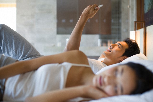 Trên giường chồng cũng vờ quot;diễn xuấtquot; - 2