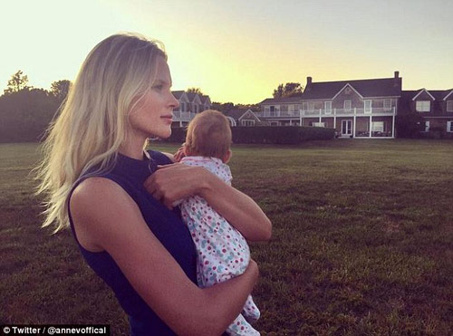 Ngỡ ngàng với vóc dáng sau sinh 2 tháng của siêu mẫu 8x - 4