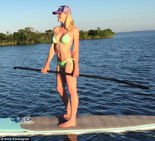 Ngỡ ngàng với vóc dáng sau sinh 2 tháng của siêu mẫu 8x - 6