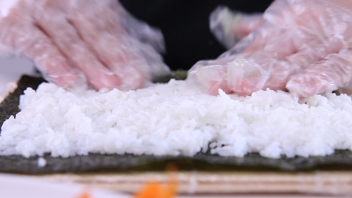 Làm cơm cuộn thơm ngon mang đi dã ngoại ngày 2/9 - 6