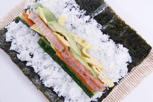 Làm cơm cuộn thơm ngon mang đi dã ngoại ngày 2/9 - 7