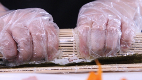 Làm cơm cuộn thơm ngon mang đi dã ngoại ngày 2/9 - 8