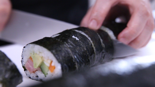 Làm cơm cuộn thơm ngon mang đi dã ngoại ngày 2/9 - 9