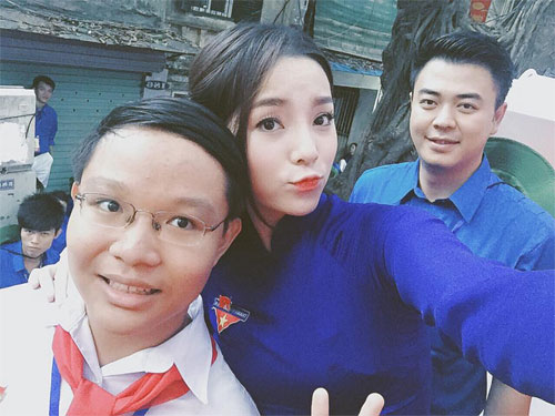HH Kỳ Duyên xinh đẹp trong màu áo xanh tình nguyện - 3