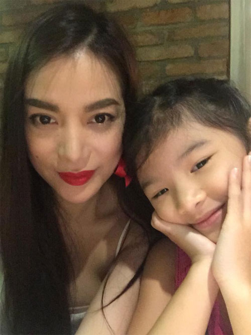 HH Kỳ Duyên xinh đẹp trong màu áo xanh tình nguyện - 8