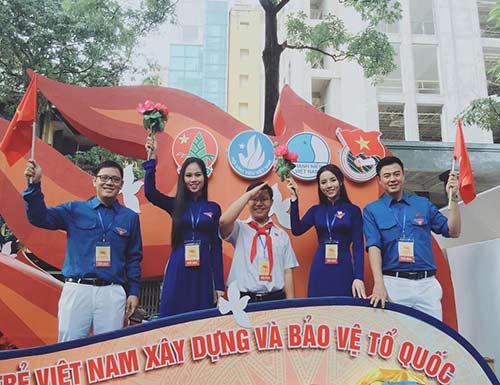 HH Kỳ Duyên xinh đẹp trong màu áo xanh tình nguyện - 4