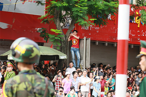 Muôn kiểu xem diễu binh ngày Quốc khánh - 3