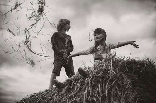 “Mê mẩn” bộ ảnh trẻ em vui hè không cần thiết bị công nghệ - 3