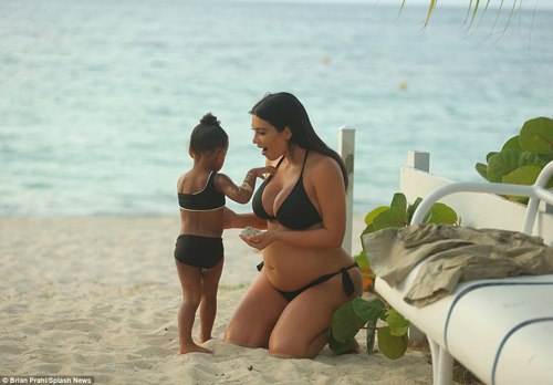 Mẹ con Kim Kardashian đáng yêu với bikini quot;ton sur tonquot; - 1