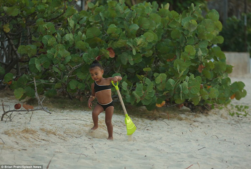 Mẹ con Kim Kardashian đáng yêu với bikini quot;ton sur tonquot; - 3