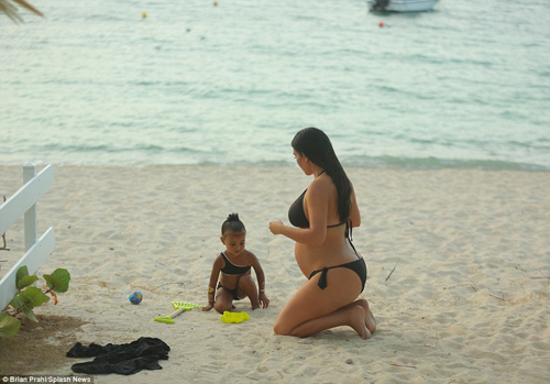 Mẹ con Kim Kardashian đáng yêu với bikini quot;ton sur tonquot; - 4