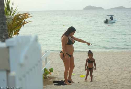 Mẹ con Kim Kardashian đáng yêu với bikini quot;ton sur tonquot; - 5