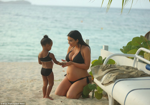 Mẹ con Kim Kardashian đáng yêu với bikini quot;ton sur tonquot; - 2