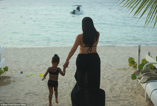 Mẹ con Kim Kardashian đáng yêu với bikini quot;ton sur tonquot; - 6