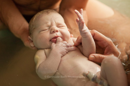 Bộ ảnh: Mẹ vừa đẻ vừa cho bé lớn bú - 7