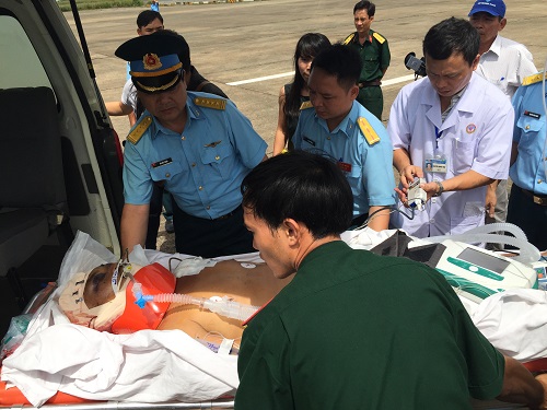 Dùng trực thăng cấp cứu bệnh nhân dập não nguy kịch - 1