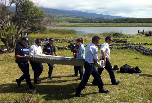 Phát hiện vật thể lớn nghi là mảnh vỡ MH370 gần đảo Reunion - 1