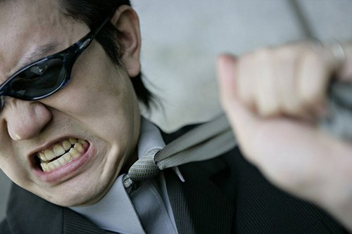 Chồng bị đánh ghen ngược bởi gã đàn ông theo đuổi vợ - 1