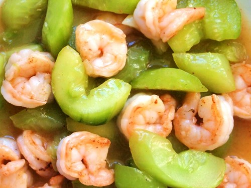 Tôm sốt dưa chuột lạ miệng mà ngon - 11