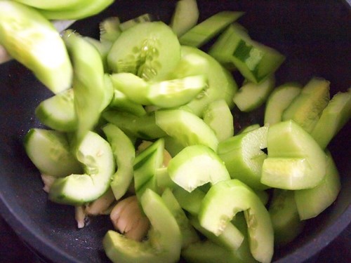 Tôm sốt dưa chuột lạ miệng mà ngon - 7