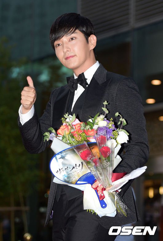 Lee Min Ho điển trai phong độ trên thảm đỏ LHP - 11