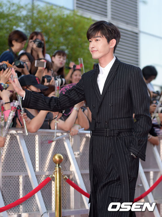 Lee Min Ho điển trai phong độ trên thảm đỏ LHP - 7