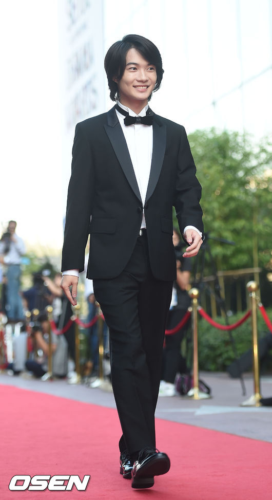 Lee Min Ho điển trai phong độ trên thảm đỏ LHP - 12