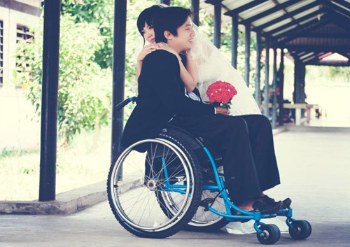 Chuyện tình cảm động của cô gái xinh đẹp và chàng trai khuyết tật - 2