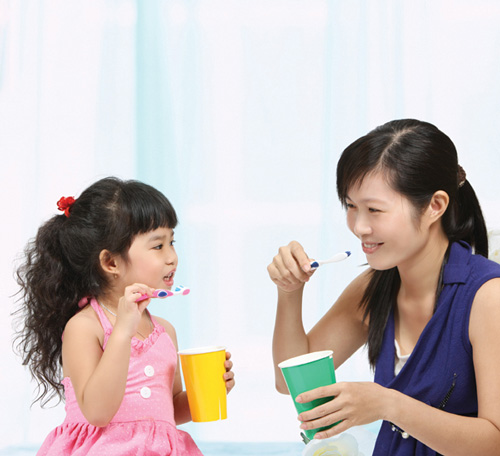 Mẹ khéo chăm từ bé, răng con trắng đều tăm tắp - 2