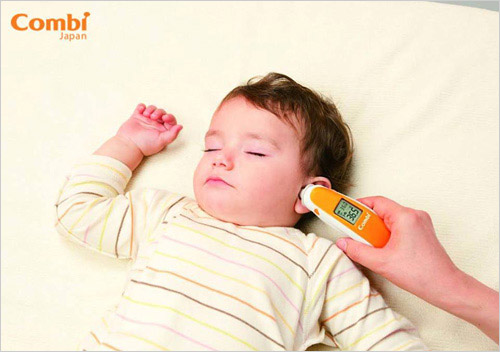 Đo thân nhiệt cho bé chính xác và an toàn với nhiệt kế đo tai Combi - 1