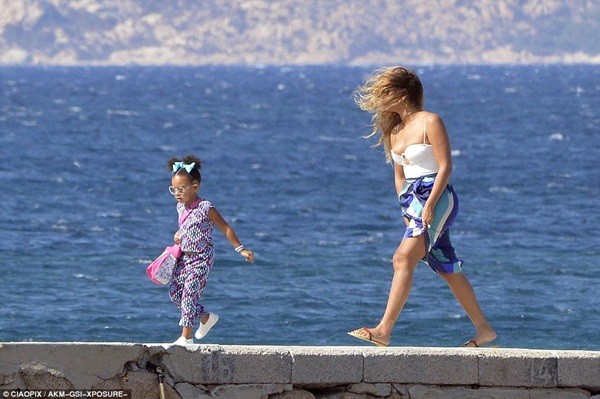 Nhóc Flynn quot;lườm nguýtquot; với phóng viên - 15