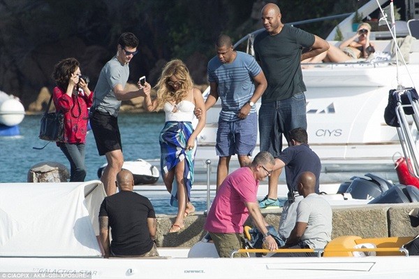 Nhóc Flynn quot;lườm nguýtquot; với phóng viên - 17