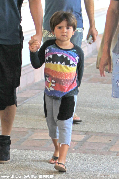 Nhóc Flynn quot;lườm nguýtquot; với phóng viên - 1