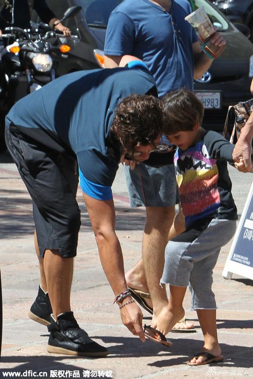 Nhóc Flynn quot;lườm nguýtquot; với phóng viên - 4