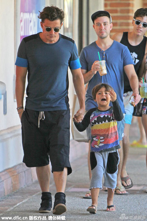 Nhóc Flynn quot;lườm nguýtquot; với phóng viên - 2