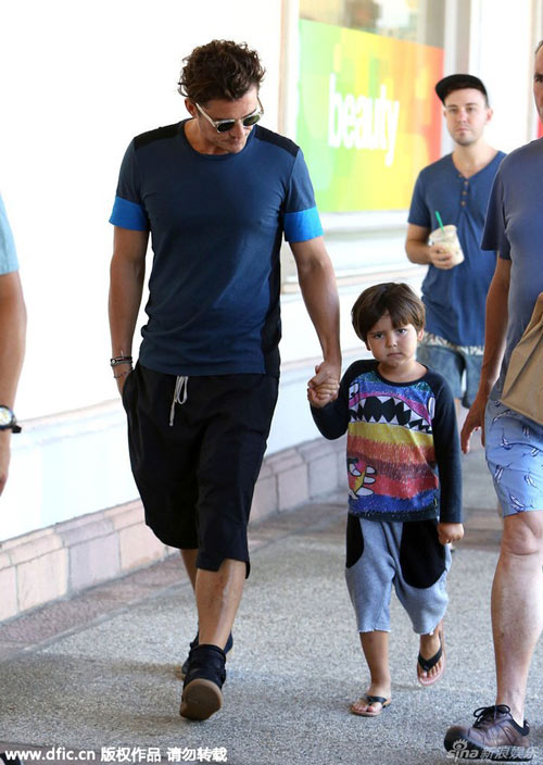 Nhóc Flynn quot;lườm nguýtquot; với phóng viên - 3