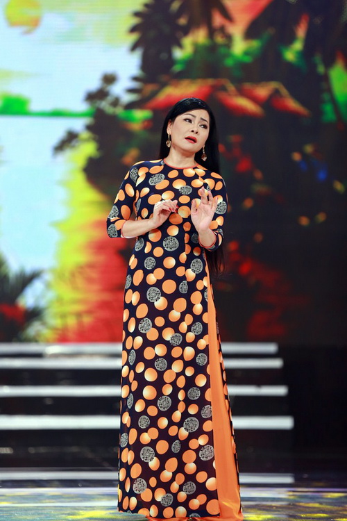 Mẹ và em gái Lý Hùng đến thăm diễn viên Hoàng Lan - 9