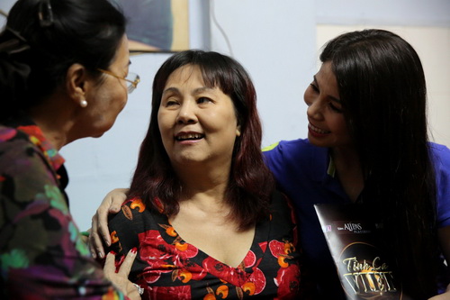 Mẹ và em gái Lý Hùng đến thăm diễn viên Hoàng Lan - 5