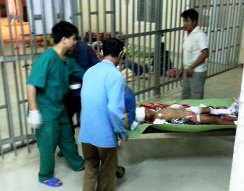 Đồ chơi lạ phát nổ, bé 9 tuổi bị dập nát 2 bàn tay - 1