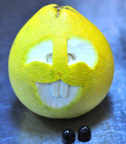 Tạo hình thỏ đáng yêu từ bưởi cho bé dịp Tết Trung thu - 4