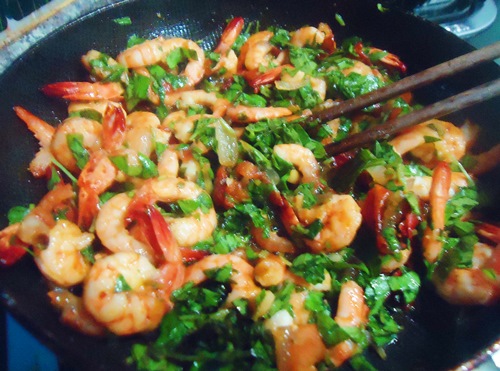 Tôm xào húng quế lạ miệng, ngon cơm - 3