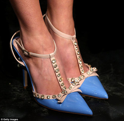 Đôi giày quot;nháiquot; Valentino gây xôn xao New York FW - 1