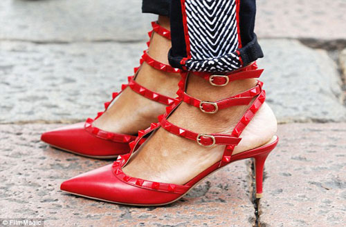 Đôi giày quot;nháiquot; Valentino gây xôn xao New York FW - 4